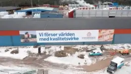 Montage av stor banderoll utomhus för Fiskarheden Trävaru i Transtrand
