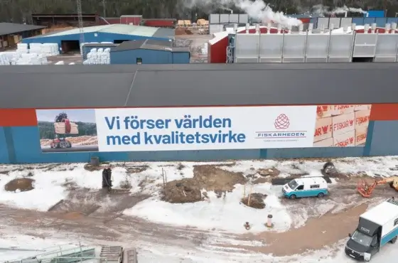 Montage av stor banderoll utomhus för Fiskarheden Trävaru i Transtrand