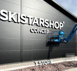 Fasadskylt Skistarshop. Gjord och monterad av Norling Skylt
