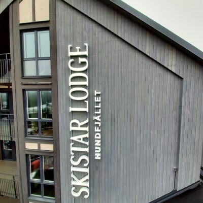 Fasadskylt för Skistar Lodge (Hundfjället), gjord av Norling Skykt
