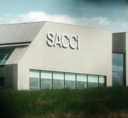 Fasadskylt utomhus Sacci i Borlänge