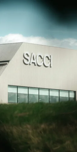 Fasadskylt utomhus Sacci i Borlänge