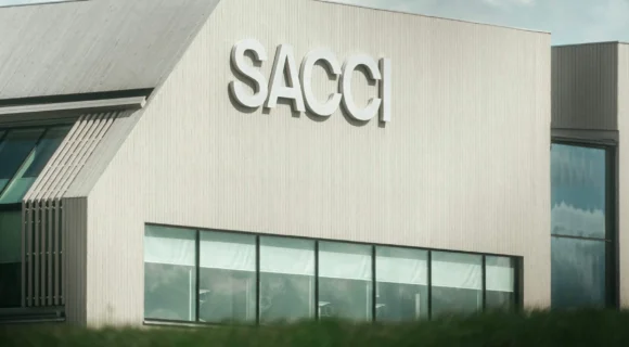 Fasadskylt utomhus Sacci i Borlänge