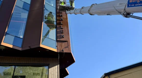 Montage av fasadskylt på hög höjd i Falun - Kristinehallen